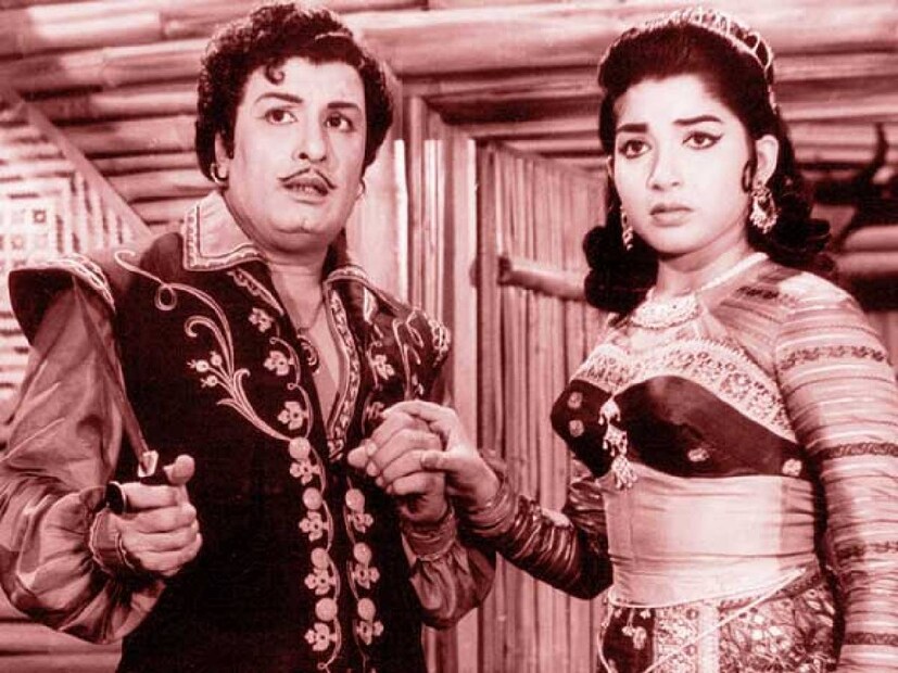 യുവതി പിറന്നു എന്ന് പറയുന്ന വർഷം ജയലളിത നായികാ വേഷങ്ങൾ ചെയ്ത് സിനിമയിൽ നിന്നും പിൻവാങ്ങിയ കൊല്ലം കൂടിയായിരുന്നു. ഒരു തമിഴ് ചിത്രത്തിൽ അവർ നായികാ വേഷം ചെയ്യുകയും, ഇനിയും റിലീസ് ചെയ്തിട്ടില്ലാത്ത മറ്റൊരു തമിഴ് സിനിമയിൽ അഭിനയിക്കുകയും ചെയ്തിരുന്നു. പിന്നീട് അവർ ആകെ ഒരു സിനിമയിൽ അതിഥിവേഷത്തിൽ മാത്രമേ അഭിനയിച്ചിരുന്നുള്ളൂ. പിന്നെ ജയലളിതയെ കാണുന്നത് തമിഴ്നാടിന്റെ രാഷ്ട്രീയ ഭൂപടത്തിലെ സജീവ സാന്നിധ്യമായാണ്