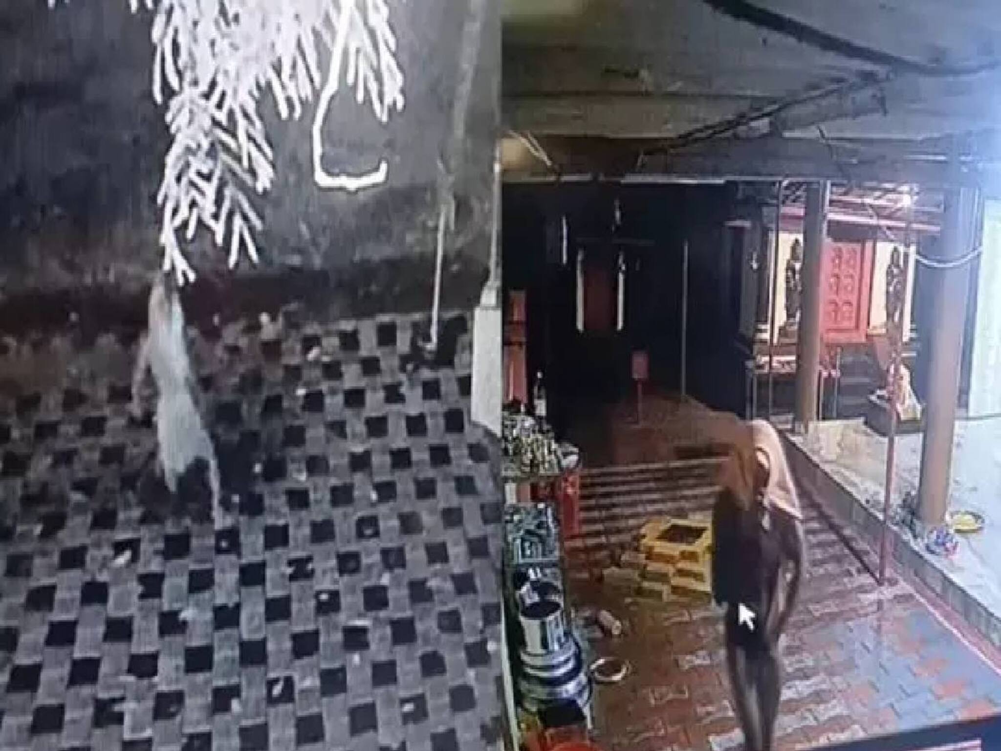 ക്ഷേത്രത്തിൽ കയറിയപ്പോൾ വീണു; പിന്നെ ന​ഗ്നനായി മോഷണം; പ്രതിയുടെ ദൃശ്യം സിസിടിവിയിൽ