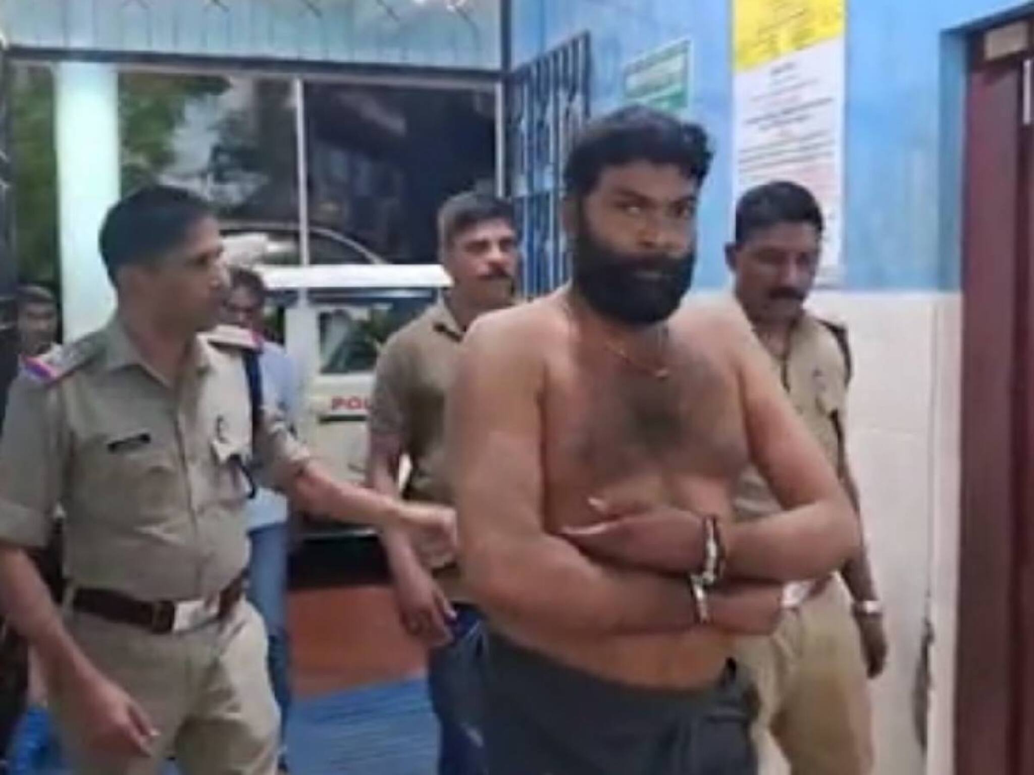 കോഴിക്കോട് വീട്ടമ്മയെയും കുഞ്ഞിനെയും തട്ടിക്കൊണ്ടുപോകാൻ ശ്രമം; കസ്റ്റഡിയിലെടുക്കാനെത്തിയ പൊലീസുകാർക്ക് മർദനം