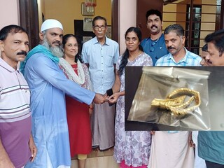 വള കൈമാറുന്നു