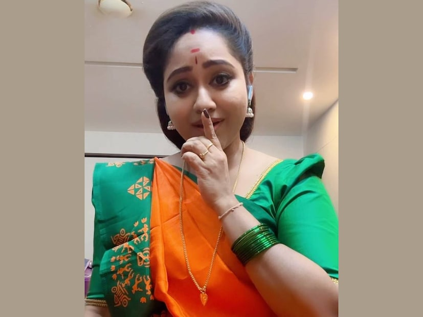 മേഘ്ന വിൻസെന്റിന്റെ പേരിലെ വിശേഷം കുറച്ചു കൂടുതലുണ്ട്. മേരി ഡെസ്ഡെമൻ സ്റ്റെല്ല എന്ന പേരിൽ താരത്തിന്റെ മാത്രം വിശേഷമല്ല ഉള്ളത്. അതിൽ മേഘ്നയുടെ രണ്ട് മുത്തശ്ശിമാരുടെ പേരുമുണ്ട്. മേഘ്നയുടെ അമ്മയുടെ അമ്മയുടെ പേരാണ് മേരി. അച്ഛന്റെ അമ്മയുടെ പേര് സ്റ്റെല്ല എന്നും. ആ രണ്ടുപേരുകളും ഇരുവശത്തുമായി വച്ച ശേഷമാണ് മേഘ്‌നയ്ക്ക് ഈ പേര് നൽകിയത്. എന്നാൽ, സീരിയലിൽ വന്നതും മേഘ്ന കുറച്ചുകൂടി ജനകീയമായ ഒരു പേരിലേക്ക് മാറുകയായിരുന്നു