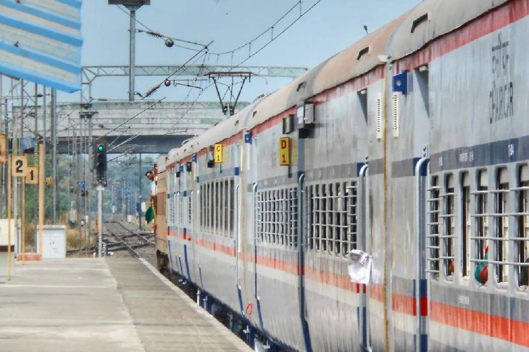 മദ്യപിച്ച് ട്രെയിനില് യാത്ര ചെയ്യല്ലേ! ആല്ക്കോമീറ്റർ ഉപയോഗിച്ച് പരിശോധന; പിടിച്ചാൽ 'പണി' ഉറപ്പ് മദ്യപിച്ച് ട്രെയിനില് യാത്ര ചെയ്യല്ലേ! ആല്ക്കോമീറ്റർ ഉപയോഗിച്ച് പരിശോധന; പിടിച്ചാൽ 'പണി' ഉറപ്പ്