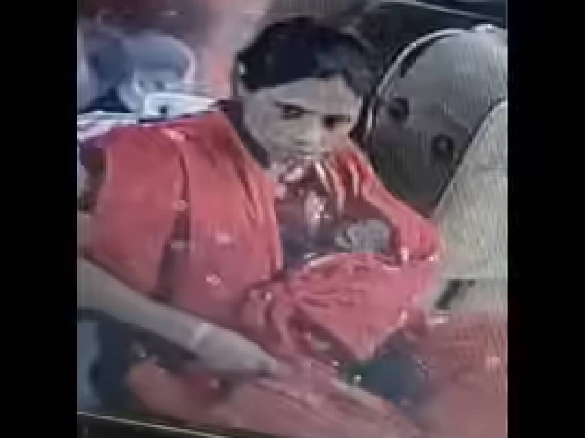 മുംബൈയിൽ 15 ദിവസം പ്രായമുള്ള നവജാതശിശുവിനെ ട്രെയിനിലെ സഹയാത്രികരെ ഏൽപിച്ച് അമ്മ മുങ്ങി; അന്വേഷണം ആരംഭിച്ച് പൊലീസ്