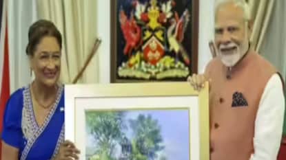 കരീബിയന് രാജ്യമായ ട്രിനിഡാഡ് ആന്ഡ് ടൊബാഗോയുടെ പ്രധാനമന്ത്രി പദത്തിലെത്തുന്ന ആദ്യ വനിതയാണ് കമല കരീബിയന് രാജ്യമായ ട്രിനിഡാഡ് ആന്ഡ് ടൊബാഗോയുടെ പ്രധാനമന്ത്രി പദത്തിലെത്തുന്ന ആദ്യ വനിതയാണ് കമല