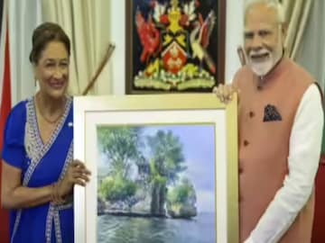 കരീബിയന്‍ രാജ്യമായ ട്രിനിഡാഡ് ആന്‍ഡ് ടൊബാഗോയുടെ പ്രധാനമന്ത്രി പദത്തിലെത്തുന്ന ആദ്യ വനിതയാണ് കമല