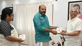 നോവ ഹരാരി രചിച്ച പുസ്തകങ്ങളാണ് ഇരുവരും സമ്മാനിച്ചത്