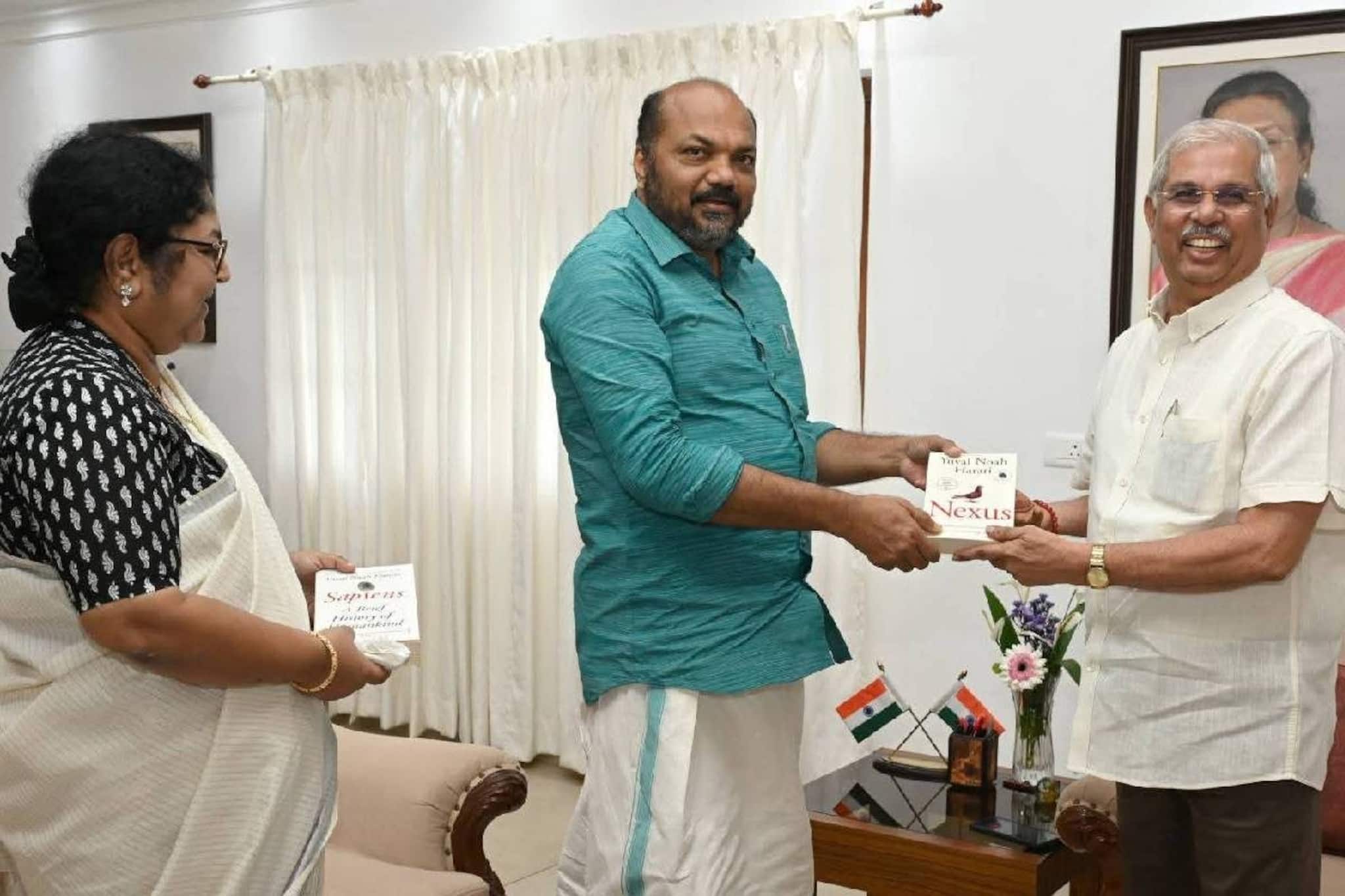 മന്ത്രിമാരായ പി രാജീവും ആർ ബിന്ദുവും ഗവർണറെ സന്ദർശിച്ച് ഹരാരിയുടെ പുസ്തകങ്ങൾ സമ്മാനിച്ചു