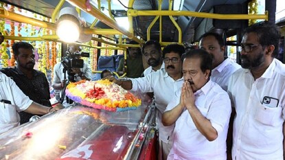 ഹരിപ്പാട് വച്ച് രമേശ് ചെന്നിത്തല വി എസ് അച്യുതാനന്ദന് അന്ത്യാഞ്ജലി അർപ്പിക്കുന്നു ഹരിപ്പാട് വച്ച് രമേശ് ചെന്നിത്തല വി എസ് അച്യുതാനന്ദന് അന്ത്യാഞ്ജലി അർപ്പിക്കുന്നു