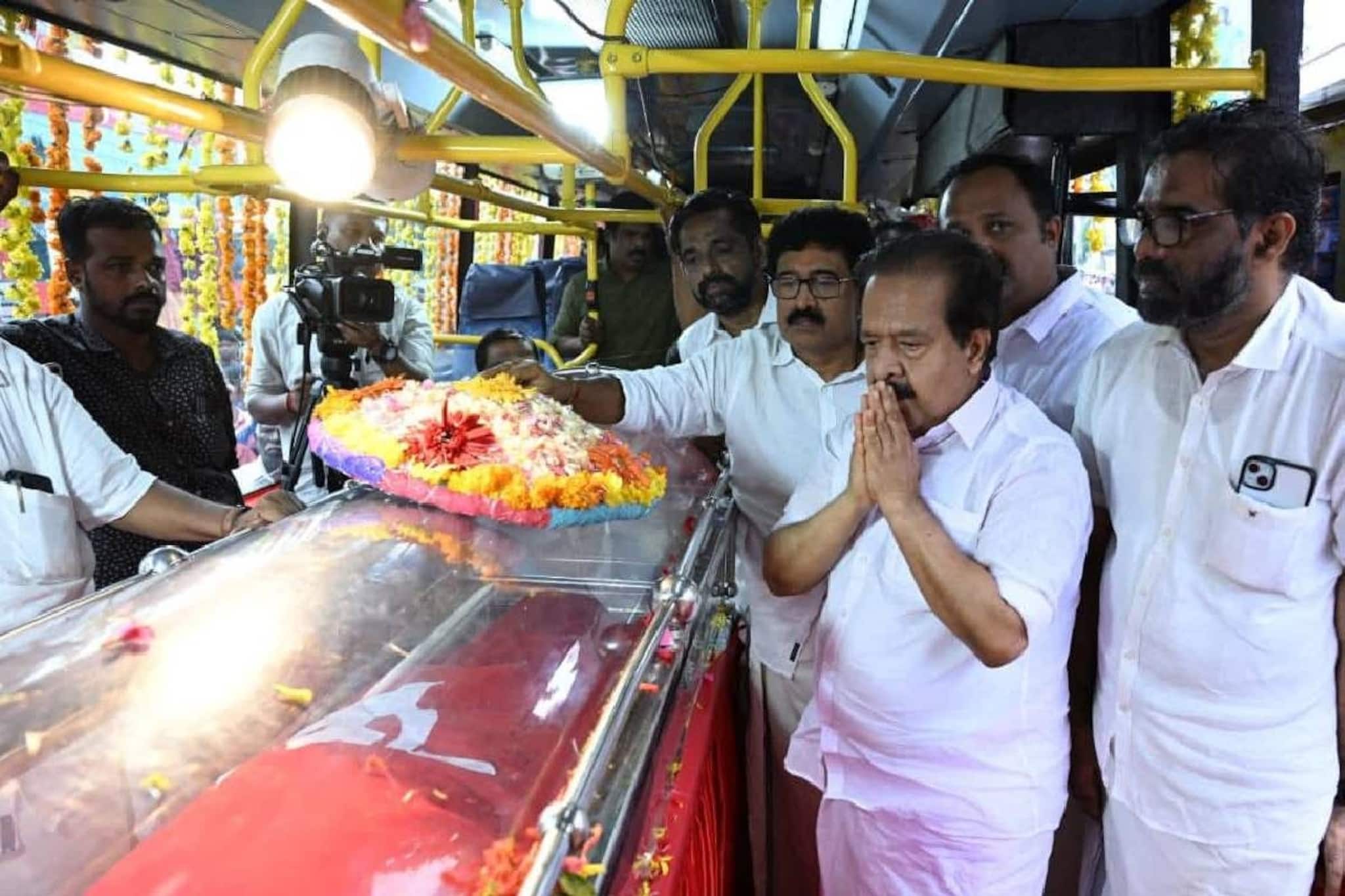 വി എസിനെ കാണാൻ ഹരിപ്പാട് കാത്തുനിന്ന് രമേശ് ചെന്നിത്തല