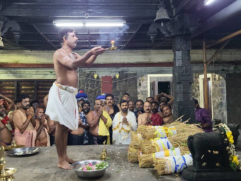  ശബരിമലയിൽ നിറപുത്തരി ജൂലായ് 30ന്. ആഘോഷങ്ങളുടെ ഭാഗമായി ശബരിമല നട ഇന്ന് വൈകിട്ട് തുറക്കും. നിറപുത്തരിക്കായുള്ള നെൽക്കതിരുകൾ അച്ചൻകോവിൽ നിന്നാണ് എത്തിക്കുന്നത്.