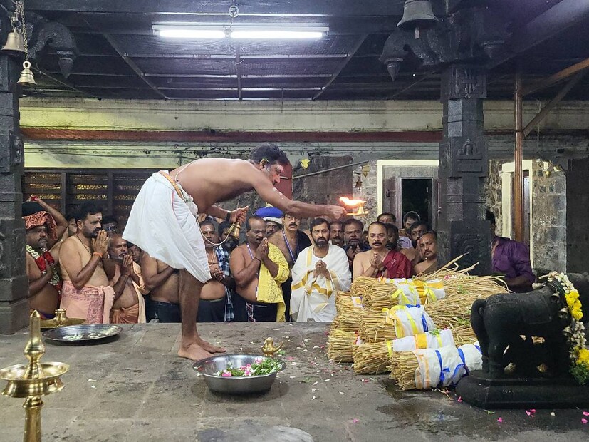  നെൽക്കതിരുകളുമായുള്ള ഘോഷയാത്ര അച്ചൻകോവിൽ ശ്രീധർമ്മശാസ്താ ക്ഷേത്രത്തിൽ നിന്ന് പുറപ്പെട്ടു. രാവിലെ 4.‌30ന് ക്ഷേത്രത്തിലെ മണ്ഡപത്തിൽ സൂക്ഷിച്ചിരുന്ന നെൽക്കതിരുകൾ തിരുവിതാംകൂർ ദേവസ്വം ബോർഡ് പ്രസിഡൻറ് അഡ്വ. പി എസ് പ്രശാന്ത്, അംഗം അഡ്വ. എ അജി കുമാർ എന്നിവർ ചേർന്ന് ഏറ്റുവാങ്ങി.