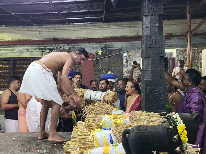  ക്ഷേത്രത്തെ വലംവച്ചശേഷം ഏറ്റുവാങ്ങിയ നെൽകതിരുകൾ ഘോഷയാത്ര സംഘത്തിന് കൈമാറി. വിവിധ ഇടങ്ങളിലെ സ്വീകരണത്തിനു ശേഷം ഘോഷയാത്ര വൈകിട്ട് ശബരിമല സന്നിധാനത്ത് എത്തിച്ചേരും. ബുധനാഴ്ട പുലർച്ചെ 5.30നും 6.30നും ഇടയിലുള്ള മുഹൂർത്തത്തിലാണ് നിറപുത്തരി.