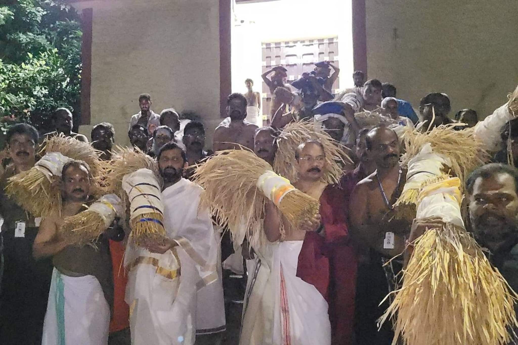 ശബരിമലയിൽ നിറപുത്തരി ബുധനാഴ്ച; നെൽക്കതിരുകൾ അച്ചൻകോവിലിൽ നിന്ന് പുറപ്പെട്ടു