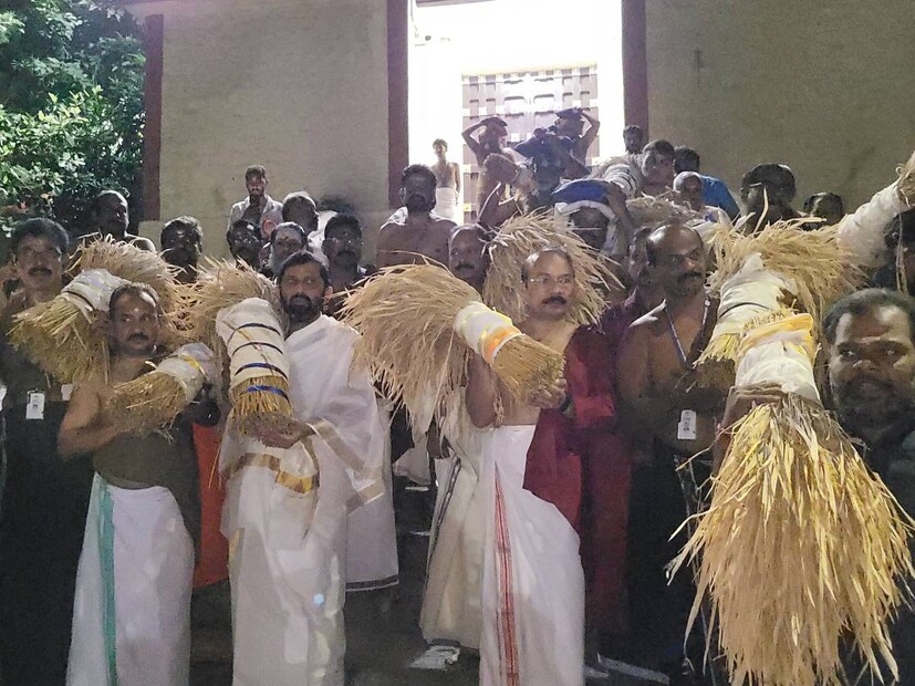  പൂജകള്&#x200d; പൂര്&#x200d;ത്തിയാക്കിയശേഷം നാളെ രാത്രി 10 മണിക്ക് ശബരിമല നട അടയ്ക്കുമെന്ന് ദേവസ്വം ബോര്&#x200d;ഡ് അധികൃതര്&#x200d; അറിയിച്ചു.