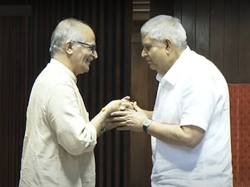 രാജ്യസഭാംഗമായി ചുമതലയേറ്റ സദാനന്ദൻ‌ മാസ്റ്ററെ ഉപരാഷ്ട്രപതി ജഗദീപ് ധൻകർ അഭിനന്ദിക്കുന്നു(Image: sansad tv)