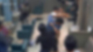 നിലത്ത് വീണ യുവാക്കളെ പ്രതികൾ തല്ലിച്ചതച്ചു. കഴുത്തിൽ ചവിട്ടുകയും തറയിലേക്ക് എടുത്തെറിയുകയും ചെയ്തു