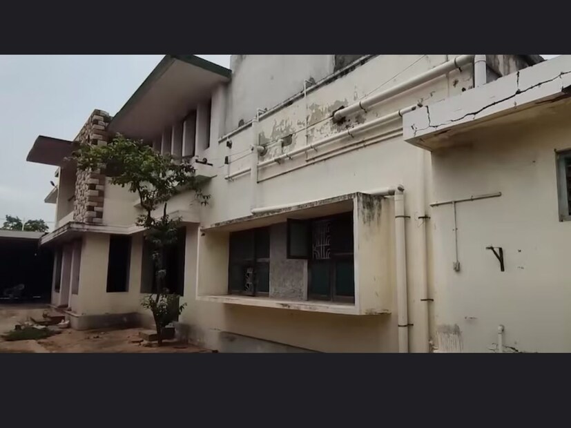  കുറച്ച് വർഷങ്ങൾക്ക് മുമ്പ് മദംപട്ടിയിലെ ശിവകുമാറിന്റെ മരണശേഷം ഒടുവിൽ ചെന്നൈയിൽ സ്ഥിരതാമസമാക്കിയ നടൻ, മദംപട്ടിയിലെ തന്റെ ബംഗ്ലാവും വിറ്റു. ഒരുകാലത്ത് വീട്ടുടമസ്ഥൻ എന്ന നിലയിൽ മദംപട്ടിയിലെ ആളുകൾ കുട്ടി രാജ എന്ന് വിളിച്ചിരുന്ന നടൻ സത്യന്റെ എല്ലാ സ്വത്തുക്കളും നഷ്ടപ്പെട്ടു. ഇപ്പോൾ സ്വന്തം നാട്ടിലേക്ക് പോകുന്നത് ഒഴിവാക്കുകയാണെന്ന് അദ്ദേഹത്തിന്റെ ബന്ധുക്കൾ അടുത്തിടെ പുറത്തിറങ്ങിയ വീഡിയോകളിൽ പറഞ്ഞിരുന്നു.
