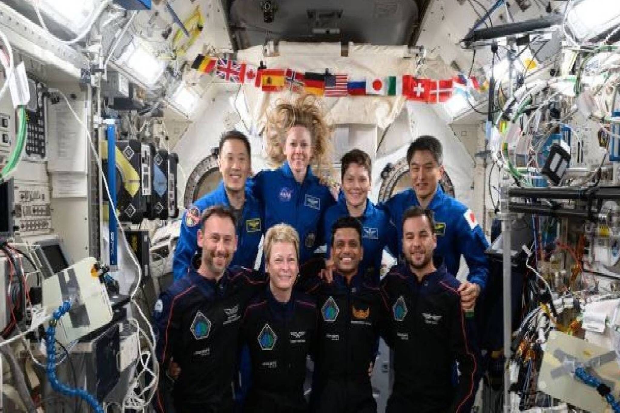 ഭൂമിയിലേക്ക് സ്വാ​ഗതം; ദൗത്യം പൂർത്തിയാക്കി ശുഭാംശു ശുക്ലയും സംഘവും ഭൂമിയിലെത്തി: ബഹിരാകാശവാസത്തിന് വിട