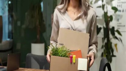 രണ്ട് ഷിഫ്റ്റുകളും ഒരുപോലെ കൊണ്ടു പോകുന്നത് ജീവനക്കാരന് ബുദ്ധിമുട്ടായി രണ്ട് ഷിഫ്റ്റുകളും ഒരുപോലെ കൊണ്ടു പോകുന്നത് ജീവനക്കാരന് ബുദ്ധിമുട്ടായി