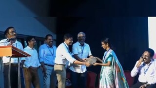 പൂർവവിദ്യാർഥികൾ ചേർന്ന് ലോഹമണി പ്രിൻസിപ്പൽ ഡോ. വി.ജി. ഗീതമ്മ, പ്രഥമ പ്രിൻസിപ്പൽ പ്രൊഫ. പി.വി. ആന്റണി എന്നിവർക്ക് കൈമാറുന്നു