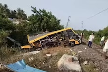 തമിഴ്നാട്ടിൽ സ്കൂൾ ബസിൽ ട്രെയിനിടിച്ച് അപകടം; കുട്ടികൾ ഉൾപ്പെടെ അഞ്ച് പേർ മരിച്ചു
