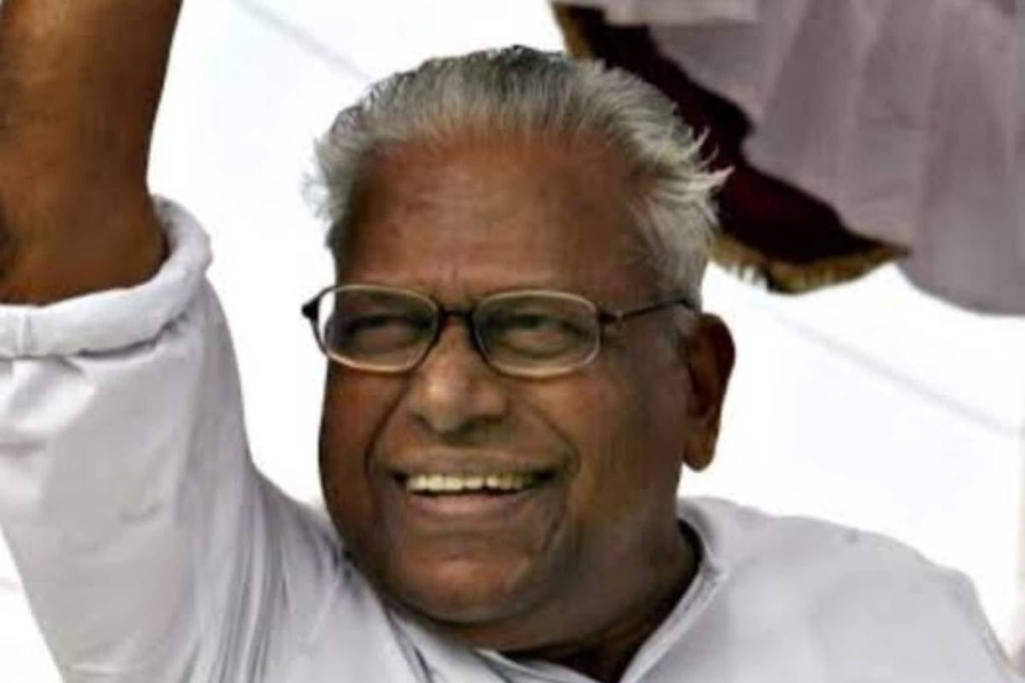 'മുത്തശ്ശൻ തരുന്നതാണ് വാങ്ങിക്കൊള്ളൂ; സൂര്യനെല്ലി പെൺകുട്ടിക്ക് പെൻഷൻകാശ് സൂക്ഷിച്ചുവെച്ച ഒരുലക്ഷം നൽകിയ വിഎസ്'