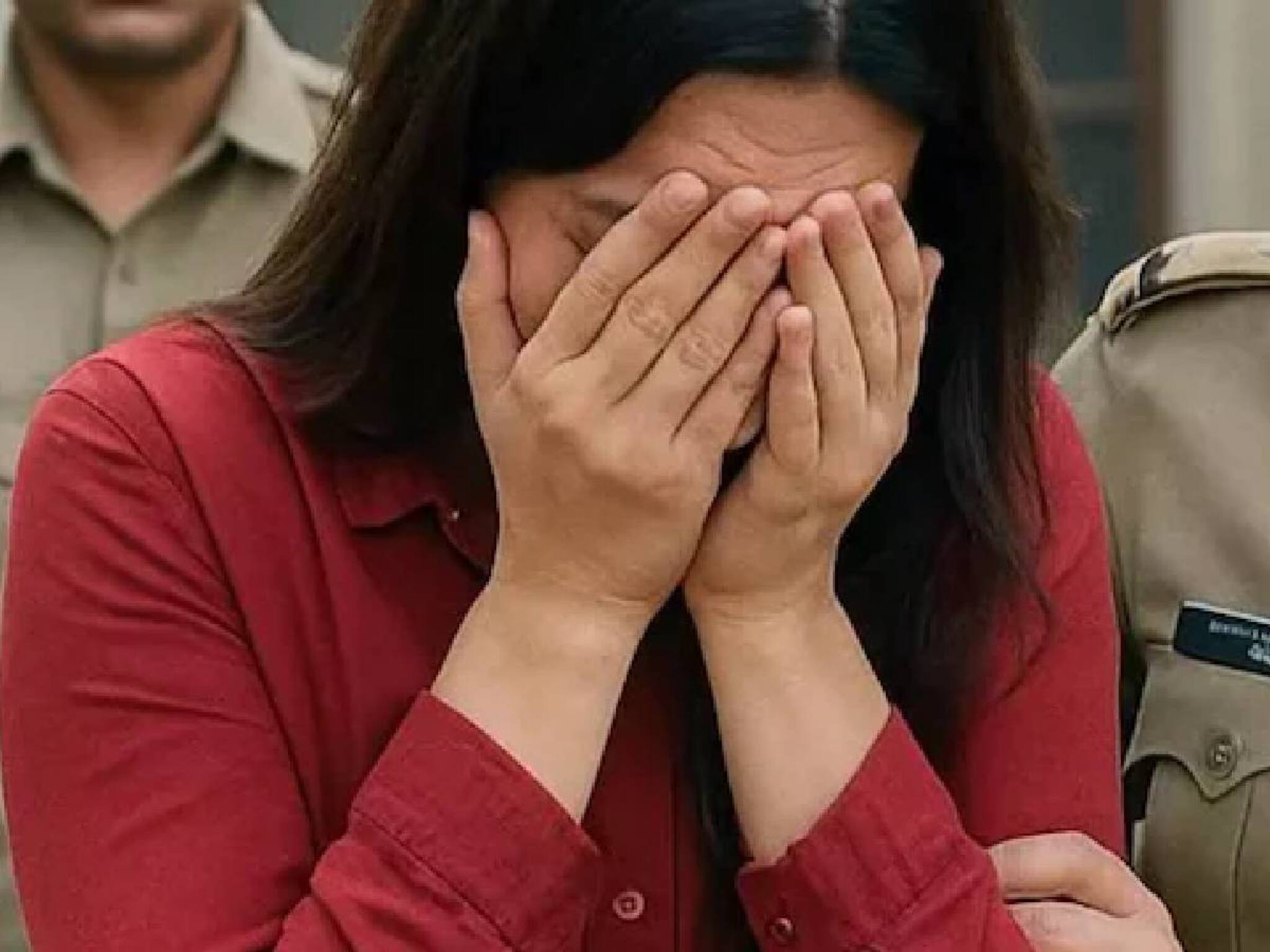 അവിവാഹിതനെന്ന സര്‍ട്ടിഫിക്കറ്റുമായി നടന്ന ഭര്‍ത്താവിന്റെ രാജ്യവിരുദ്ധ പ്രവര്‍ത്തനങ്ങൾ പോലീസിനെ അറിയിച്ചത് ഭാര്യ