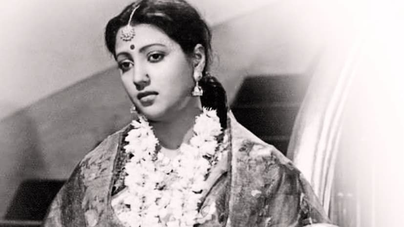 1963ൽ ആദ്യമായി ഒരു അന്താരാഷ്ട്ര പുരസ്‌കാരം നേടുന്ന നടിയായി സുചിത്ര സെൻ മാറി. ബംഗാളി ചിത്രമായ സാഥ് പാക്കേ ബന്ധ (1963) എന്ന ബംഗാളി ചിത്രത്തിലെ പ്രകടനത്തിന് അവർ മോസ്‌കോ അന്താരാഷ്ട്ര ചലച്ചിത്ര മേളയിൽ മികച്ച നടിക്കുള്ള പുരസ്കാരം സ്വന്തമാക്കി. ഇത്രയേറെ ഉന്നതിയിൽ എത്തിനിൽക്കുന്ന വേളയിലായിരുന്നു, 1975ൽ അവർ സിനിമയിൽ നിന്നും ഇടവേളയെടുത്തത്. അവരുടെ അവസാന ചിത്രമായ പ്രണയ് പാഷ (1978) ബോക്സ് ഓഫീസിൽ വിജയം കണ്ടില്ല. അതിനു ശേഷം അവർ പൊതുജീവിതത്തിൽ നിന്നുതന്നെ വിരമിച്ചു