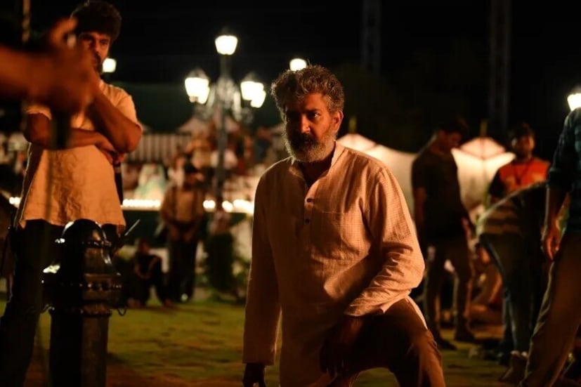  ഇന്ത്യൻ സിനിമയിലെ ഏറ്റവും മികച്ച സംവിധായകനായ എസ്.എസ്. രാജമൗലിയെ കുറിച്ചാണ് മുകളിൽ പറഞ്ഞത്. തന്റെ കഠിനാധ്വാനവും ഭാവനയും കൊണ്ട് ദക്ഷിണേന്ത്യൻ സിനിമയിൽ ആദ്യമായി 1000 കോടി കളക്ഷൻ നേടിയത് രാജമൗലിയുടെ ചിത്രമായിരുന്നു. ആ സിനിമയെ ഓസ്‌കാറിലും അദ്ദേഹം എത്തിച്ചു.