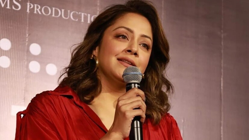  ഉത്തരേന്ത്യയിൽ നിന്നും മറ്റൊരു പേരും രൂപവുമായി തമിഴ് സിനിമയെ ഒരുകാലത്ത് അടക്കിഭരിച്ച സുന്ദരിയായ ജ്യോതിക (Jyotika). തനി തമിഴ് കുടുംബമായ സൂര്യയുടെ (Actor Suriya) വീട്ടിലേക്ക് മരുമകളായി കടന്നു ചെന്നതും, സിനിമാ മോഹം മാറ്റിവെക്കേണ്ടി വന്നു ജ്യോതികയ്ക്ക്. വലിയൊരു ഇടവേളയ്ക്ക് ശേഷം വീണ്ടും സിനിമയിലേക്കെത്തിയപ്പോൾ ശ്രദ്ധേയമായ കഥാസന്ദർഭങ്ങളുള്ള സിനിമകളിൽ അഭിനയിക്കുകയും ചെയ്തു.