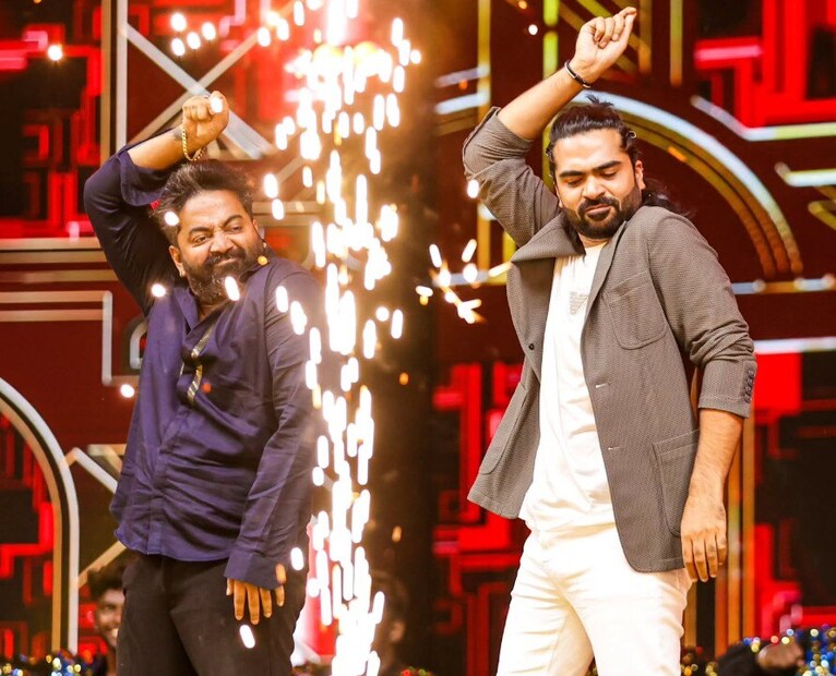 ബിഗ് ബോസ് മത്സരാർത്ഥി ആയതോടെ റോബർട്ട് മാസ്റ്റർ ക്യാമറയ്ക്ക് പിന്നിൽ നടത്തിയ പ്രവർത്തനങ്ങൾ പലതും ക്യാമറയ്ക്ക് മുന്നിലെത്തി. എല്ലാവരെയും ഡാർലിംഗ് എന്ന് വിളിക്കുക വഴി റോബർട്ട് മാസ്റ്റർ ഏവരുടെയും ശ്രദ്ധപിടിച്ചു പറ്റി. സിനിമയിൽ വിജയക്കൊടി പാറിച്ച വ്യക്തിയാണ് റോബർട്ട് മാസ്റ്റർ എങ്കിലും, ജീവിതം അദ്ദേഹത്തിനൊരു എളുപ്പമാർഗമായിരുന്നില്ല. അതേക്കുറിച്ച്, റോബർട്ട് മാസ്റ്ററുടെ പിതാവ് സംസാരിച്ച ഒരു വീഡിയോ ഇപ്പോൾ വൈറലായി മാറിയിരിക്കുകയാണ്