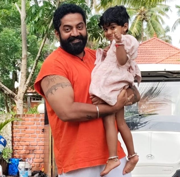ഒരിക്കൽ വാഹനം ഓടിച്ചു പോകുമ്പോൾ ഭാര്യ സ്‌കൂട്ടറിൽ ആ വഴി വരുന്നുണ്ടായിരുന്നു. കൂടെ മകളുമുണ്ട്. ഭാര്യയെ കണ്ടതും റോബർട്ട് മാസ്റ്റർ വാഹനം നിർത്തി അവരോട് സംസാരിച്ചു. റോബർട്ട് പോകാറായതും മകളോട് 'അങ്കിളിനോട് ബൈ പറയൂ' എന്ന് ഭാര്യ. അച്ഛാ എന്ന് വിളിക്കുന്നതിന്‌ പകരം മകൾ 'അങ്കിൾ' എന്ന് വിളിച്ചതും താൻ പൊട്ടിക്കരഞ്ഞ് പോയി എന്ന് റോബർട്ട് മാസ്റ്റർ