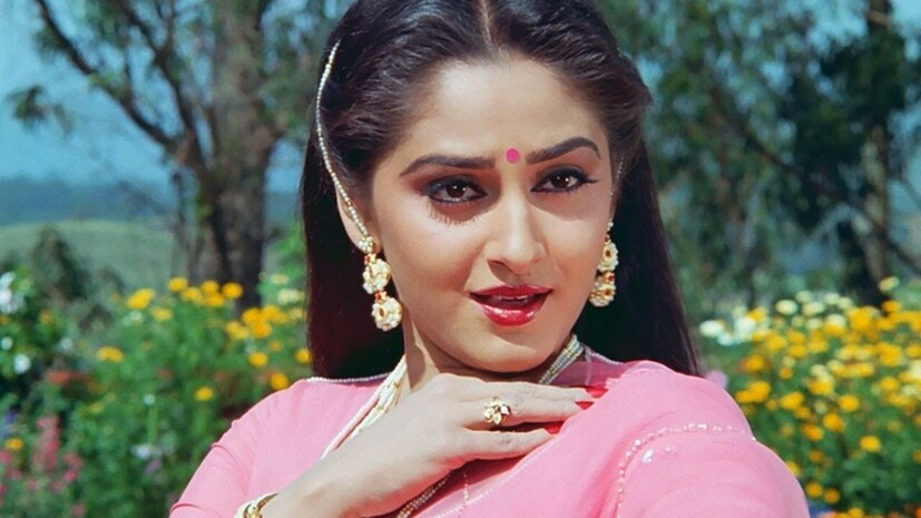  തൊണ്ണൂറുകളിൽ തെന്നിന്ത്യൻ സിനിമയിൽ നിറഞ്ഞു നിന്ന ജയപ്രതയാണ് ആ നടി. വിവിധ ഭാഷകളിലായി 300-ലധികം സിനിമകളിൽ ജയപ്രത അഭിനയിച്ചിട്ടുണ്ട്. 1974-ൽ പുറത്തിറങ്ങിയ 'ഭൂമി കോസം' എന്ന തെലുങ്ക് ചിത്രത്തിലൂടെയാണ് അവർ നടിയായി അരങ്ങേറ്റം കുറിച്ചത്. ഈ സിനിമയിൽ ചെയ്ത ചെറിയ വേഷത്തിനാണ് ജയപ്രതയ്ക്ക് പ്രതിഫലമായി 10 രൂപ ലഭിച്ചത്.