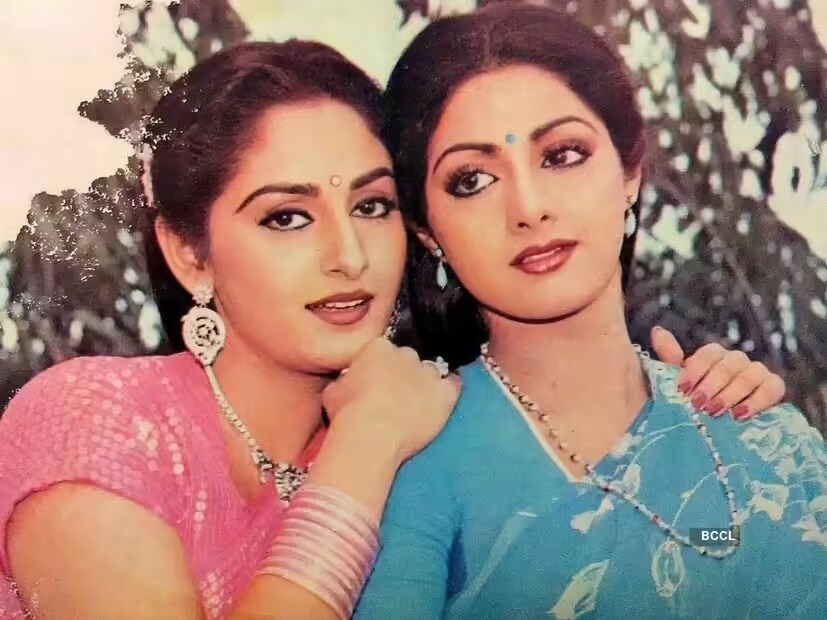  സിനിമയിൽ ഏകദേശം 30 വർഷത്തോളം ജയപ്രദയും ശ്രീദേവിയും തമ്മിൽ കടുത്ത മത്സരമായിരുന്നു. ഇവർ തമ്മിൽ പരസ്പരം സംസാരിക്കുക പോലും ഇല്ലായിരുന്നുവെന്നും അഭ്യൂഹങ്ങൾ ഉണ്ടായിരുന്നു. മഖ്‌സാദ് എന്ന സിനിമയിൽ ജയപ്രദയും ശ്രീദേവിയും ഒരുമിച്ച് അഭിനയിച്ചിട്ടുണ്ട്.