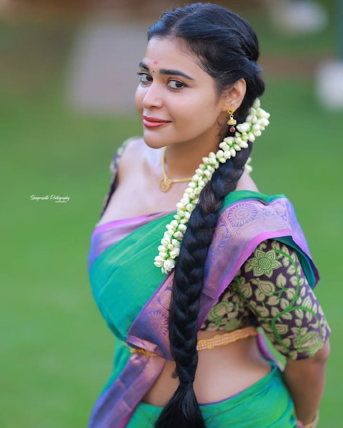 ഇൻസ്റ്റഗ്രാം പേജിൽ സബ്സ്ക്രിപ്ഷൻ സേവനം നൽകുന്നയാൾ കൂടിയാണ് ദർശ ഗുപ്ത. ഇവിടെ അവർ സ്‌പെഷൽ വീഡിയോകളും ചിത്രങ്ങളും പോസ്റ്റ് ചെയ്യാറുണ്ടത്രേ. ഇത് സബ്സ്ക്രൈബ് ചെയ്യണം എങ്കിൽ, മാസവാരി സംഖ്യയായ 440 രൂപ നൽകേണ്ടതുണ്ട്. ഈ സേവനം ഇതിനോടകം 961 ആൾക്കാർ സബ്സ്ക്രൈബ് ചെയ്തിട്ടുമുണ്ട്. ഈ വഴിയിൽ മാത്രം ദർശ ഗുപ്തയുടെ വരുമാനം നാല് ലക്ഷം കവിയും. ഇൻസ്റ്റഗ്രാമിലെ തന്നെ മറ്റു മേഖലകളിലൂടെ ഇവർക്ക് കിട്ടുന്ന വരുമാനം എത്രയുണ്ട് എന്ന കാര്യം വ്യക്തമല്ല