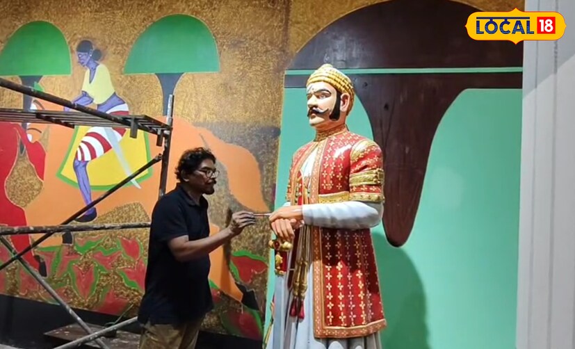  കളക്ടറേറ്റിൻ്റെ പ്രധാന കവാടം കയറി വരുമ്പോൾ വേലുത്തമ്പി ദളവയുടെ വിവിധ യുദ്ധ സന്ദർഭങ്ങളും, കുണ്ടറ വിളംബരവും കാണാം. കൂടാതെ നിലവിലുണ്ടായിരുന്ന വേലുതമ്പിദളവയുടെ പൂർണ്ണമായ പ്രതിമ അറ്റകുറ്റപ്പണികൾ നടത്തി ചായങ്ങൾ തേച്ച് മനോഹരമാക്കി സ്ഥാപിച്ചിട്ടുണ്ട്.