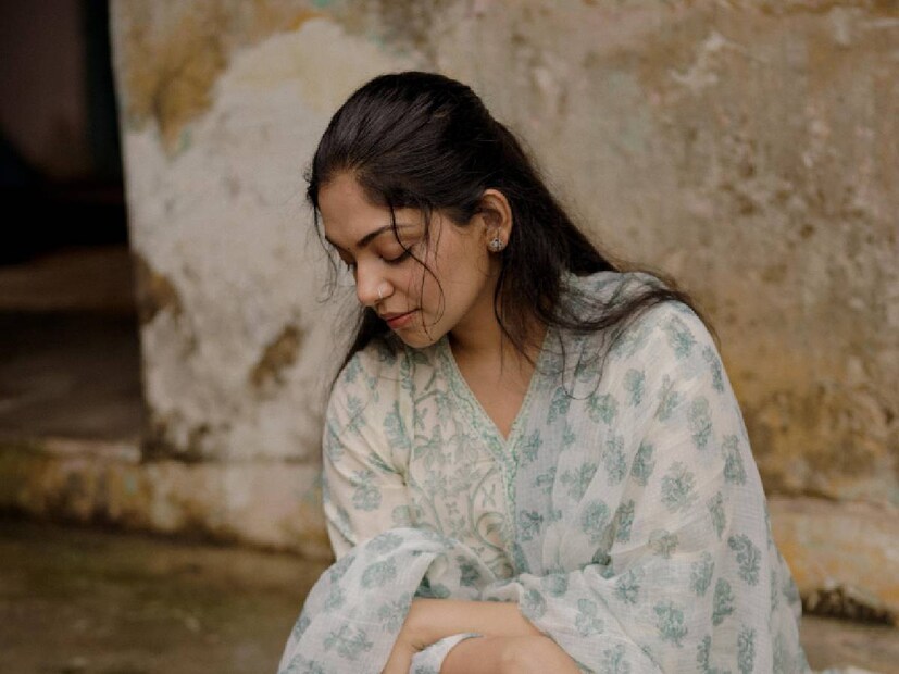 വയലറ്റ് നിറത്തിലെ ചിത്രങ്ങളിൽ ഒരു കൂടയിൽ പൂക്കളും, മറ്റൊന്നിൽ ചെറി പഴങ്ങളും, വയലറ്റ് പ്രതലത്തിൽ തുറന്നു പിടിച്ച പുസ്തകവും, മറ്റൊന്നിൽ ഹൃദയവും പൂച്ചയുടെ കാല്പാദവും ചേർന്ന പോപ്‌സിക്കിളും ഏറ്റവും ഒടുവിലത്തേതിൽ ഇംഗ്ലീഷിൽ 'സ്നേഹപൂർവ്വം' എന്നെഴുതിയ ഒരു ബാന്റുമാണ് കാണാൻ സാധിക്കുക. സ്വാതന്ത്ര്യ ദിനത്തിന്റെ തലേദിവസം വൈകുന്നേരം നാല് മണിക്ക് ഇതേ സ്‌പെയ്‌സിൽ പ്രഖ്യാപനം ഉണ്ടാവും എന്നും അഹാന കുറിച്ചിട്ടുണ്ട്. പലതരത്തിലെ ഊഹാപോഹങ്ങൾ ഇവിടെ കമന്റ് രൂപത്തിൽ കാണാൻ സാധിക്കും
