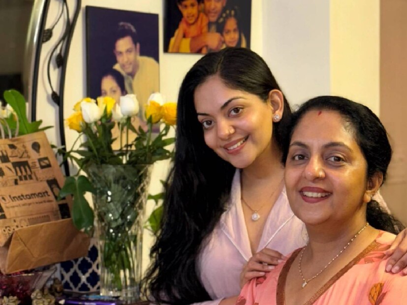 അഹാനയും ഛായാഗ്രാഹകൻ നിമിഷ് രവിയുമായുള്ള സൗഹൃദം പ്രശസ്തമാണ്. നിമിഷും അഹാനയും ജീവിതത്തിൽ ഒന്നിക്കണം എന്ന ആഗ്രഹം അവരിൽ പലർക്കുമുണ്ട്. അവരും അത്തരത്തിൽ ഒരു തീരുമാനം കൈക്കൊണ്ടു എന്ന തരത്തിൽ സൂചനകൾ പലപ്പോഴായി പുറത്തു വന്നിരുന്നു. നിമിഷ് രവിയുടെ സഹോദരിയുടെ വിവാഹത്തിൽ അഹാനയും കുടുംബവും അതിഥികളായിരുന്നു. അഹാനയുടെ അനുജത്തി ദിയയുടെ മകന്റെ നൂലുകെട്ടു ചടങ്ങിനും നിമിഷും കുടുംബവും എത്തിച്ചേർന്നിരുന്നു