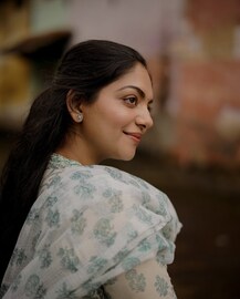 സ്നേഹനിധിയും ആർക്കും സമീപിക്കാവുന്നതുമായ വ്യക്തിത്വം; മുഖ്യമന്ത്രിക്കൊപ്പമുള്ള സെൽഫിയുമായി അഹാന കൃഷ്ണ