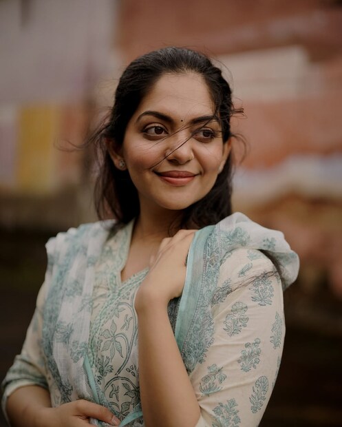  ഇപ്പോഴിതാ അഹാനാ കൃഷ്ണ ഞായറാഴ്ച ഇന്‍സ്റ്റഗ്രാമില്‍ പങ്കുവെച്ച സ്റ്റോറിയാണ് സോഷ്യല്‍ മീഡിയയില്‍ ശ്രദ്ധയാകുന്നത്. മുഖ്യമന്ത്രി പിണറായി വിജയനൊപ്പമുള്ള സെല്‍ഫിയാണ് അഹാന പോസ്റ്റ് ചെയ്തത്.