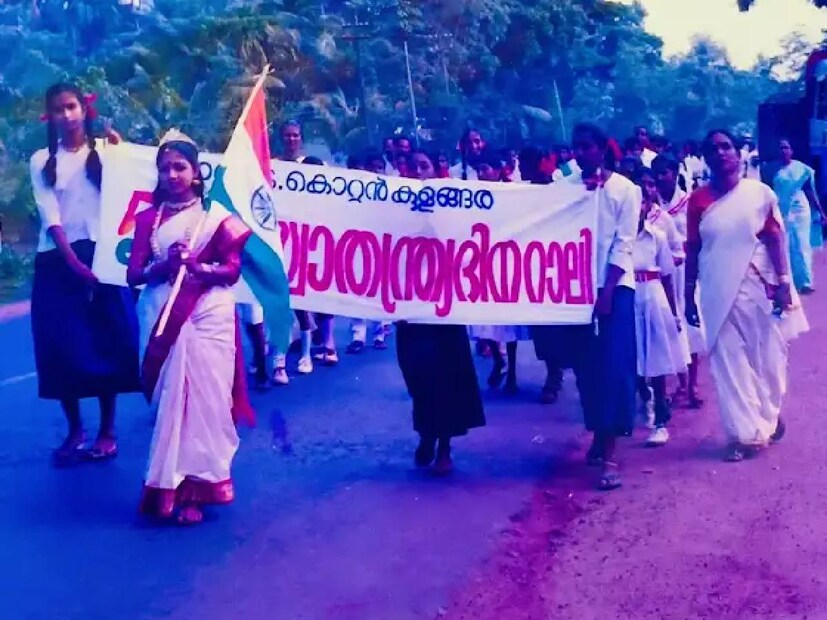 മലയാളികളുടെ അയലത്തെ വീട്ടിലെ കുട്ടി ഇമേജ് നൽകിയ നടി അമ്പിളി ദേവിയാണ് ഇത്. കൊല്ലം കൊറ്റംകുളങ്ങരയിൽ അൻപതാം സ്വാതന്ത്ര്യദിനാഘോഷ വേളയിൽ സഹപാഠികൾക്കൊപ്പം ഘോഷയാത്ര നയിക്കുന്ന ചിത്രമാണിത്. ഇക്കഴിഞ്ഞ സ്വാതന്ത്ര്യദിനത്തിൽ അമ്പിളി ദേവി അവരുടെ സോഷ്യൽ മീഡിയ ഹാൻഡിലുകളിൽ പോസ്റ്റ് ചെയ്ത രണ്ടു ചിത്രങ്ങളിൽ ഒന്നാണിത്. ശാസ്ത്രീയ നൃത്തമാണ് അമ്പിളി ദേവിയുടെ പ്രധാന മേഖല. സ്കൂൾ കാലങ്ങളിലെ നൃത്തം അഭ്യസിച്ചു തുടങ്ങിയ അമ്പിളി ദേവി, മുതിർന്നപ്പോൾ നൃത്താധ്യാപികയായും മാറി (തുടർന്ന് വായിക്കുക)