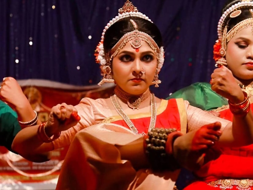 ഒരുവേള അമ്പിളി ദേവിയുടെ വ്യക്തിജീവിതത്തിലെ പ്രശ്നങ്ങൾ വാർത്തയായിരുന്നു. ആദ്യവിവാഹം പിരിഞ്ഞ ശേഷം, അമ്പിളി ദേവി നടൻ ആദിത്യൻ ജയന്റെ ഭാര്യയായി. ഈ ബന്ധത്തിൽ വിള്ളലുകൾ ഉണ്ടായതും, ഇവർ തമ്മിൽ പോലീസ് സ്റ്റേഷൻ വരെയെത്തിയ പരാതിയുമെല്ലാം ചർച്ചയായി മാറിയിരുന്നു. അന്ന് വിവാഹമോചനം നൽകില്ല എന്ന് അമ്പിളി ദേവി പറഞ്ഞിരുന്നുവെങ്കിലും, ഇപ്പോൾ അവരുടെ വിക്കിപീഡിയ പേജിൽ ആദിത്യനുമായി 2021ൽ പിരിഞ്ഞു എന്നാണ് ലഭ്യമായ വിവരം