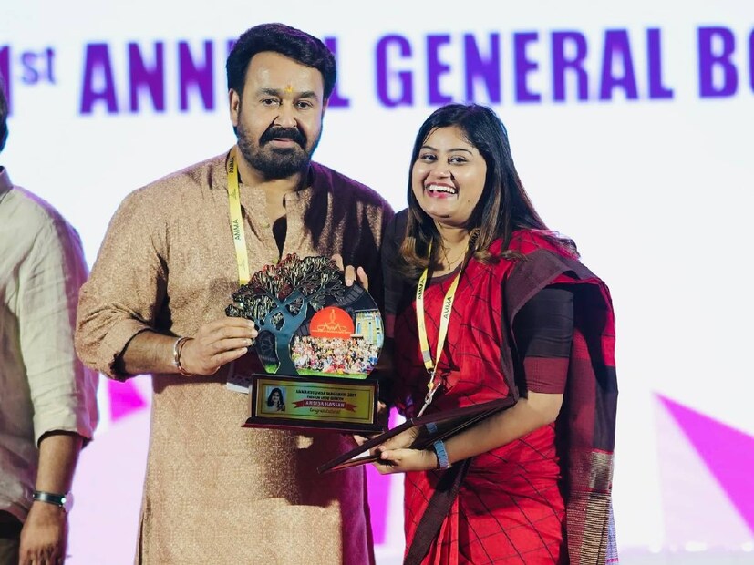മലപ്പുറം കൊണ്ടോട്ടിയിലാണ് അൻസിബ ഹസന്റെ ജനനം. ഇവിടെയുള്ള പിതാവിന്റെ തറവാട് വീട്ടിലായിരുന്നു അൻസിബയുടെ പിറവി. അമ്മ റസിയ കോഴിക്കോട് സ്വദേശിയും. അൻസിബയ്ക്ക് രണ്ടു വയസു പ്രായമുള്ളപ്പോൾ കുടുംബം കോഴിക്കോടേക്ക് താമസം മാറ്റി. പിതാവി നിസാർ ഫോട്ടോഗ്രാഫറാണ്. അദ്ദേഹത്തിന് സ്വന്തമായി ഒരു സ്റ്റുഡിയോ ഉണ്ട്. അൻസിബ വളർന്ന കാലം ഏറെയും വാടക വീടുകളിൽ ആയിരുന്നു കുടുംബം കഴിഞ്ഞിരുന്നത്. ഇന്നിപ്പോൾ അൻസിബയ്ക്ക് കോഴിക്കോട് ഒരു വീടുണ്ട്