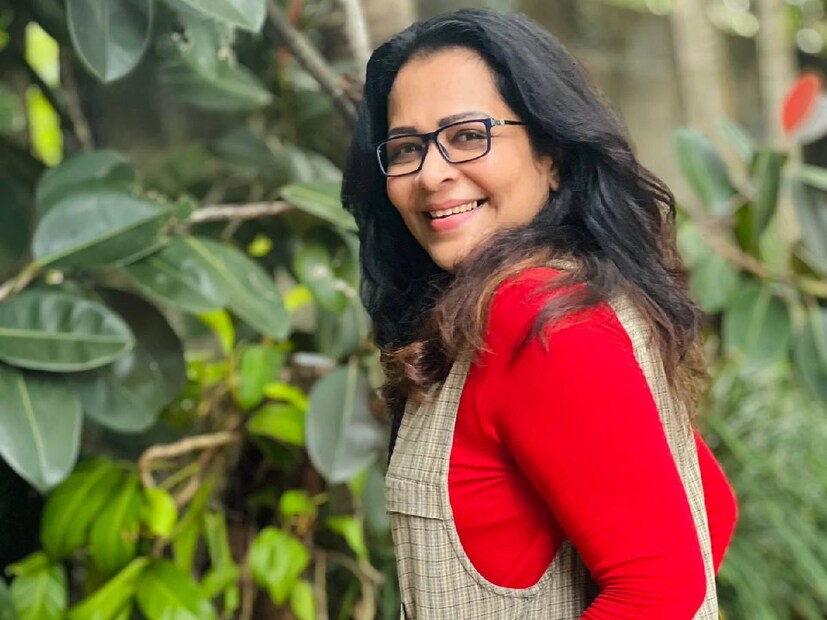 മടിച്ചു മടിച്ച് ചില ഫോട്ടോകൾ കാണുകയും, മെസേജുകൾക്ക് മറുപടി കൊടുക്കുകയും ചെയ്തു. മലയാളി എങ്കിലും, നാടിനു പുറത്ത് പഠിക്കുകയും വളരുകയും ചെയ്ത ഒരാളിൽ നിന്നും പ്രതികരണമുണ്ടായി. അദ്ദേഹവുമായി സംസാരിച്ചു തുടങ്ങി. ഈ സമയത്തായിരുന്നു കാർ അപകടം സംഭവിച്ചത്. താൻ വൈറലായി മാറിയ വാർത്ത വന്നതും അക്കാലത്തായിരുന്നു എന്ന് ദേവി 