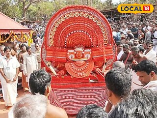 അതിയടം കുഞ്ഞിരാമ പെരുവണ്ണാന്‍ മുച്ചിലോട്ട് ഭഗവതിയുടെ തിരുമുടിയില്‍