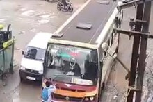 ചെളി വെള്ളം തെറിപ്പിച്ച ബസ് തടഞ്ഞ് വിദ്യാർത്ഥി; പ്രതിഷേധത്തിനിടെ ബസ് മുന്നോട്ടെടുത്ത് KSRTC ഡ്രൈവർ