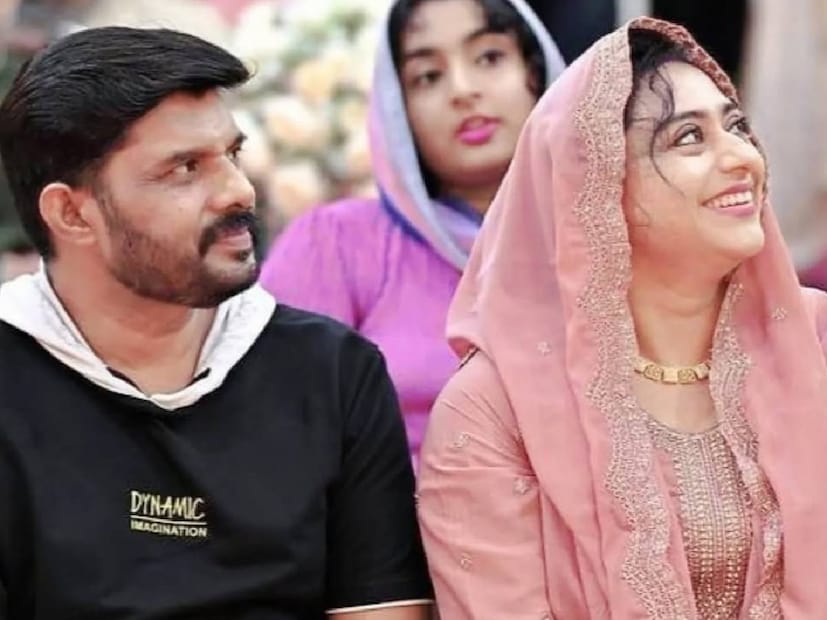 ഓരോ മലയാള സിനിമാ സ്നേഹിയേയും നോവിച്ച ദിവസമാണിത് എന്ന് പറയുന്നതിൽ തെറ്റുണ്ടാവില്ല. എന്നും കൂട്ടത്തിലൊരാൾ എന്ന് തോന്നിച്ച നടൻ കലാഭവൻ നവാസ് ഓർമയായിരിക്കുന്നു. ഓർക്കാപ്പുറത്തെ ആ വേർപാടിൽ, അദ്ദേഹത്തിന്റെ കുടുംബത്തെ ഓർത്ത് വേദനിക്കുന്നവരും ഉണ്ടാകും. കഴിഞ്ഞ ദിവസം രാത്രിയിലാണ് ചോറ്റാനിക്കരയിൽ ഷൂട്ടിംഗ് കഴിഞ്ഞ് പോകും സമയമായതും, റൂമിൽ നിന്നും നവാസിന്റെ പ്രതികരണം ഇല്ലാതായതും, അന്വേഷണത്തിൽ അദ്ദേഹം നിലത്ത് വീണുകിടക്കുന്നത് കണ്ടതും. ആശുപത്രിയിൽ കൊണ്ടുപോയെങ്കിലും, മരണം സംഭവിച്ചിരുന്നു. ഒരുകാലത്ത് മലയാള സിനിമാ, സീരിയൽ മേഖലകളിൽ നിറഞ്ഞു നിന്ന നടി രഹ്നയാണ് നവാസിന്റെ ഭാര്യ. ഇവർക്ക് മൂന്നു കുഞ്ഞുങ്ങളുണ്ട്