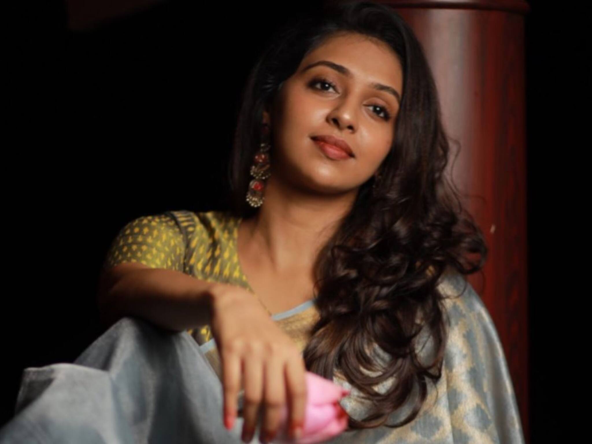 ബാറിൽ അസഭ്യം പറഞ്ഞു; ലൈംഗികമായി അധിക്ഷേപിച്ചു’: മുൻകൂർ ജാമ്യത്തിനായി നടി ലക്ഷ്മി മേനോൻ