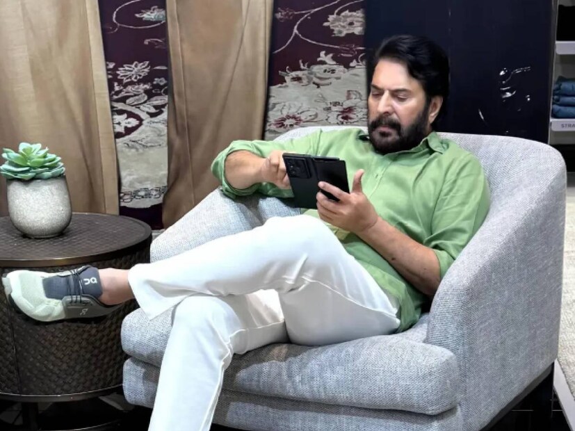 ലോകമെമ്പാടുമുള്ള ഒരുപാട് പേരുടെ പ്രാർത്ഥനയ്ക്ക് ഫലം കണ്ടു, ദൈവമേ നന്ദി, നന്ദി, നന്ദി' എന്നായിരുന്നു ആന്റോ ജോസഫ് ഫേസ്ബുക്കിൽ കുറിച്ച വാക്കുകൾ. ഇതിൽ കാര്യം എന്തെന്ന് പറയുന്നില്ല എങ്കിലും, അത് തങ്ങളുടെ പ്രിയപ്പെട്ട മമ്മൂട്ടിയെ കുറിച്ചാണെന്നും, അദ്ദേഹം പൂർണ ആരോഗ്യവാനായി മടങ്ങിയെത്തുന്നു എന്നതിന്റെ സൂചനയെന്നും അവർ കണ്ടെത്തി. എന്തായാലും ആ ഊഹാപോഹങ്ങൾ ശരിയാണ്. മമ്മൂട്ടിയുടെ ചികിത്സ കഴിഞ്ഞിരിക്കുന്നു. ഉടനെ അദ്ദേഹം മടങ്ങിവരുന്നത് കാണാൻ സാധിക്കും (തുടർന്നു വായിക്കുക)