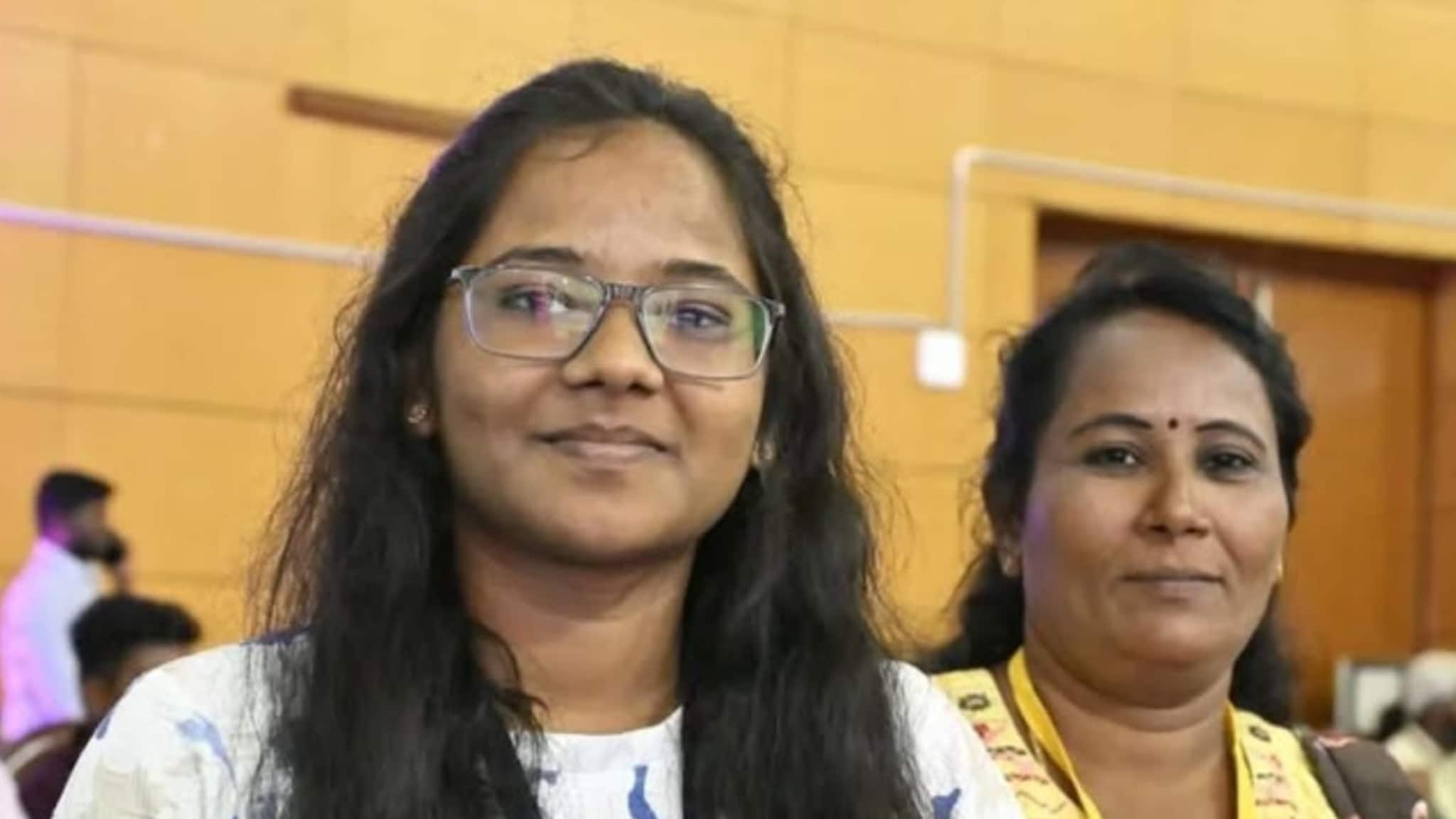 മകൾക്ക് ഒപ്പം 49-ാം വയസ്സില്‍  ഡോക്ടറാകാന്‍ നീറ്റ് പാസായി അമ്മ